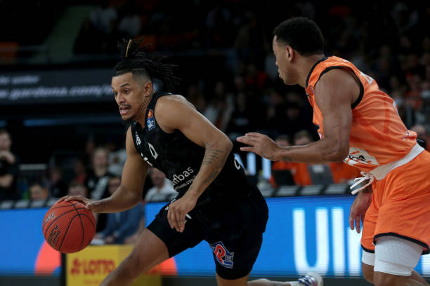 依旧维持着 依旧维持着