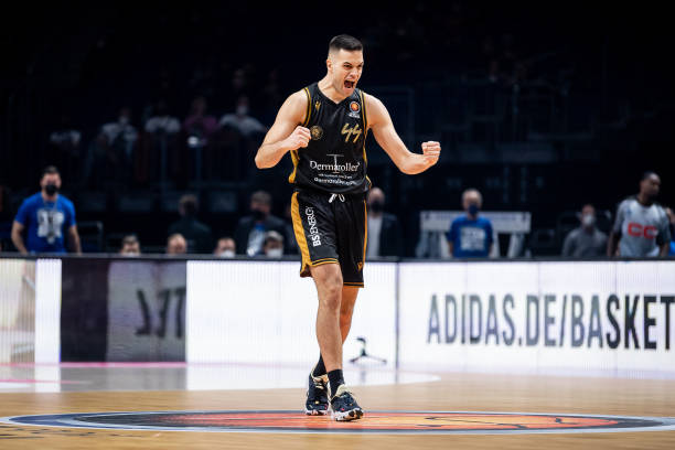 范迪克在防 范迪克在防