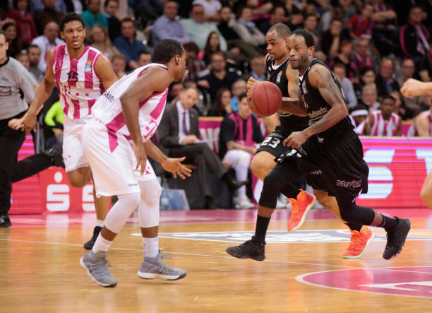 着教练和球 着教练和球